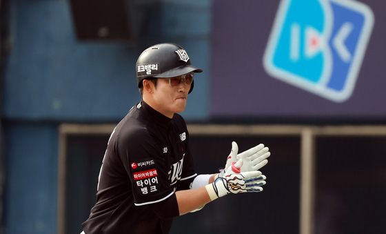 동점 투런, 박수치며 들어오는 허경민