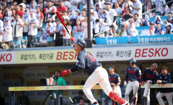 롯데 노진혁, 가볍게 툭 '솔로포'