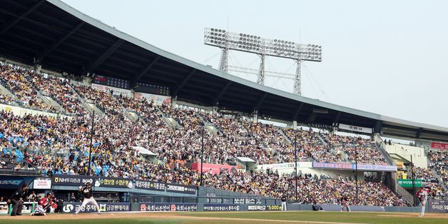 어제도 오늘도 프로야구 '매진'… 개막 2연전 '21만명' 모였다