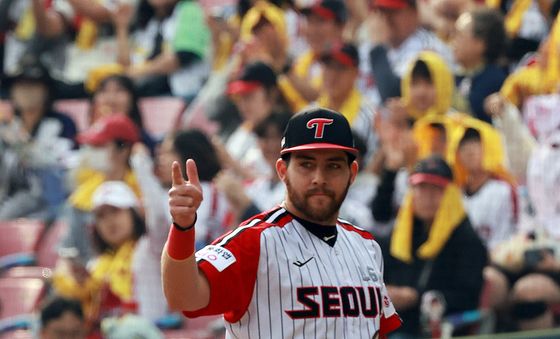 7회초 KT 공격 병살로 막아낸 LG