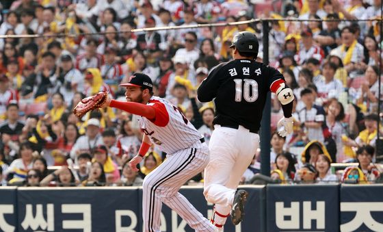 병살 플레이로 7회초 공격 막아낸 LG