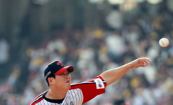 전력으로 투구하는 함덕주