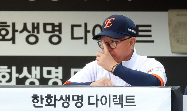 안경 고쳐 쓰는 김경문 감독