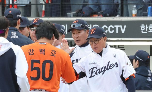 강백호와 하이파이브 하는 김경문 감독