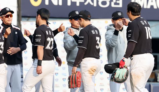 승리의 기쁨 나누는 KT