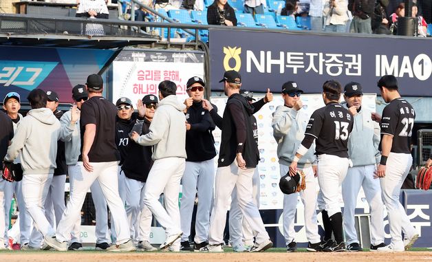 승리의 기쁨 나누는 KT