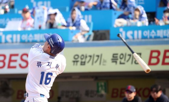 뒤로 날아가는 배트