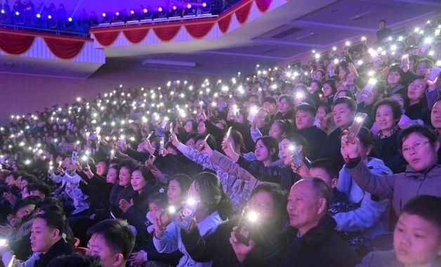 北 당 9차 대회 기념공연 진행…평양 청년 학생들 관람