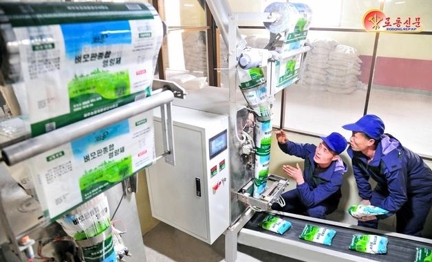 北 해주농업제품생산사업소 "농촌에 보낼 벼모판 생산에 박차"