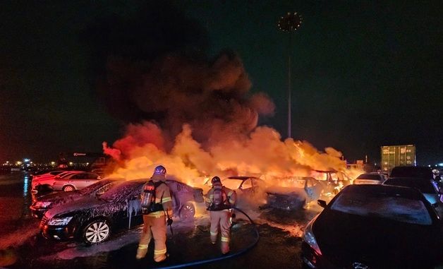 인천항 중고차 장치장서 화재...수출 대기 차량 30대 피해