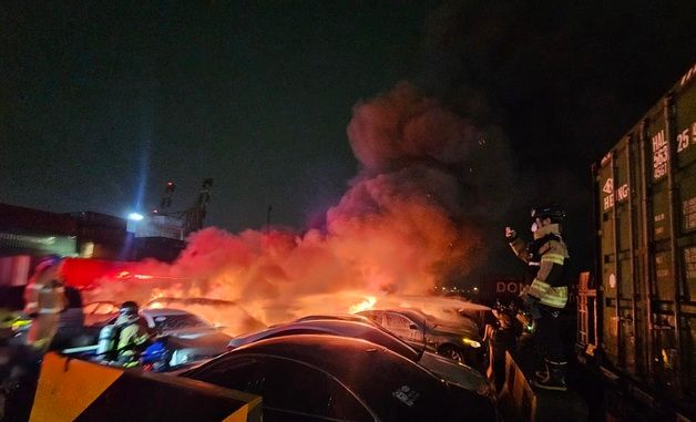 인천항 중고차 장치장서 화재...수출 대기 차량 30대 피해