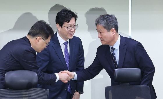 외교부 직원들과 인사하는 김영배