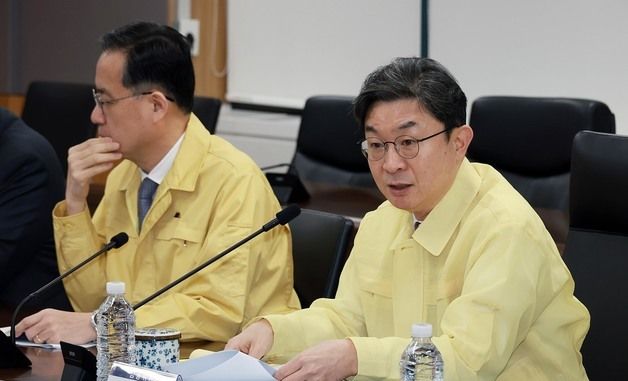 이억원 금융위원장, 중동 상황 관련 금융시장 상황점검회의 참석