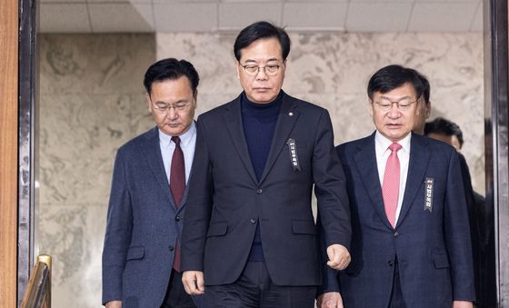 오전 회의 향하는 송언석 원내대표