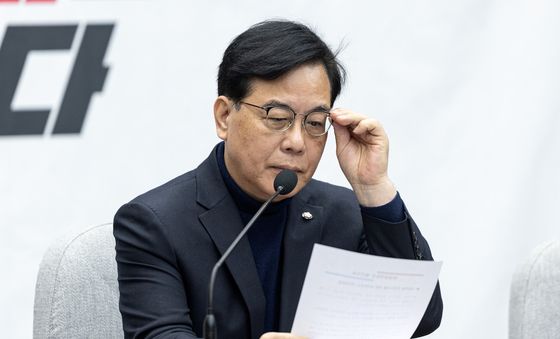 안경 고쳐쓰는 송언석 원내대표