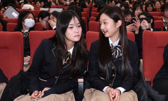 대화 나누는 최가온·신지아