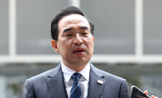 취재진 질문에 답변하는 박홍근 후보자