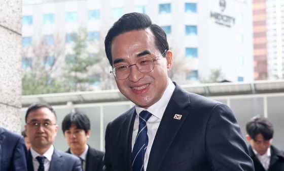 밝은 표정으로 출근하는 박홍근 기획처 장관 후보자