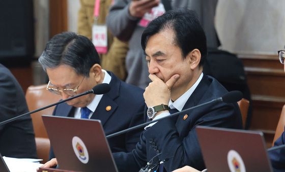 생각에 잠긴 안규백 장관