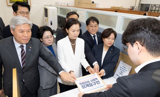 본회의장 충돌, 서명옥 국민의힘 의원 징계안 제출하는 조국혁신당