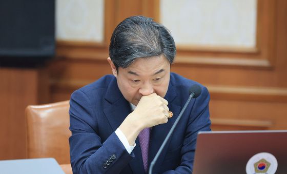 생각에 잠긴 이억원 금융위원장