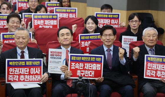 피켓 든 김문수·태영호