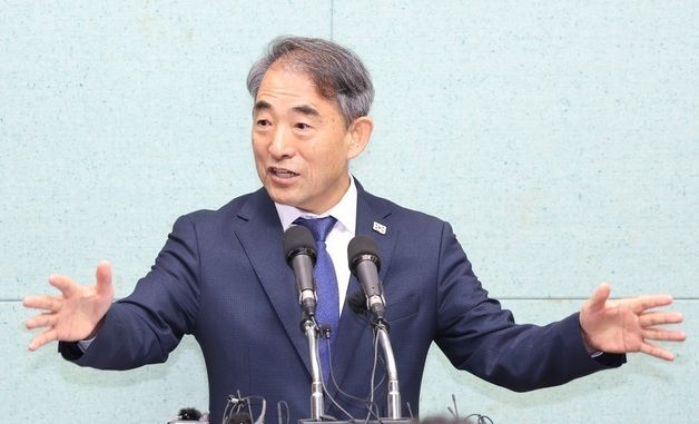 질의에 답변하는 윤준병 도당위원장