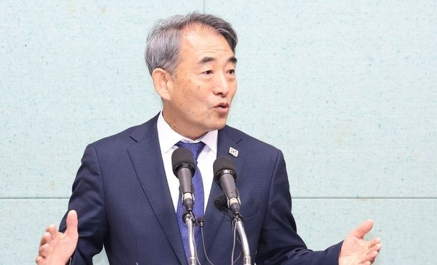 답변하는 윤준병 민주당 전북도당위원장