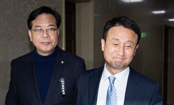 의미심장한 표정의 여야 원내대표