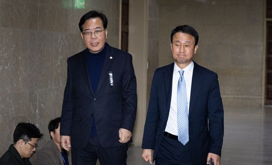 운영위원장실 들어서는 여야 원내대표