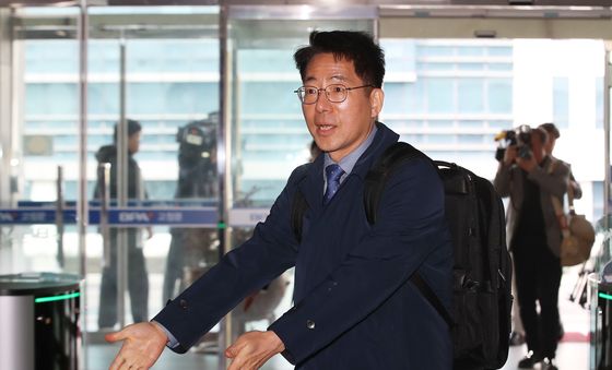 첫 출근 나서는 황종우 해수부 장관 후보자