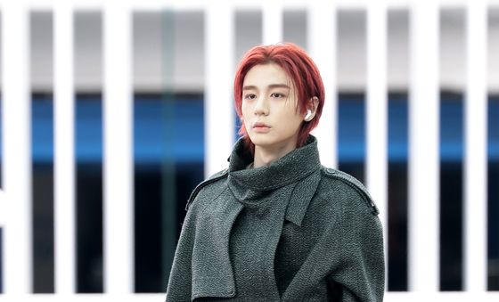 이한, 근사한 모습으로 출국하는 옆집 소년