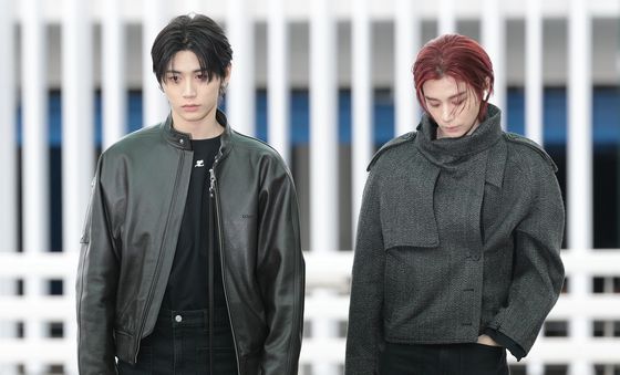 태산·이한, 출국