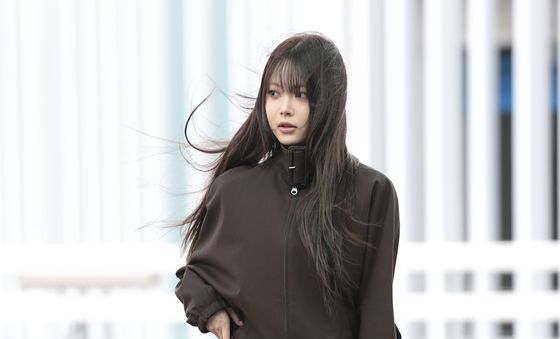 홍은채, 얄궂은 봄바람에 치마 펄럭