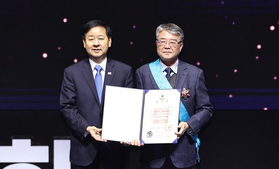 금탑 산업훈장 수여한 구윤철 부총리