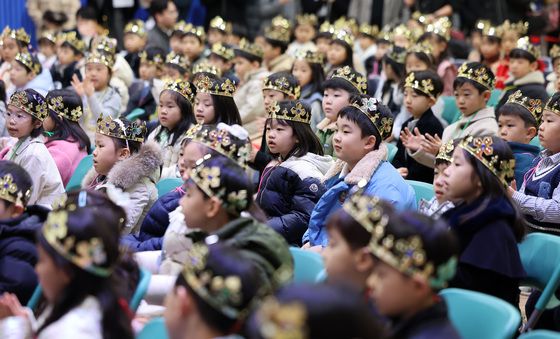 '왕관 쓴 신입생들'