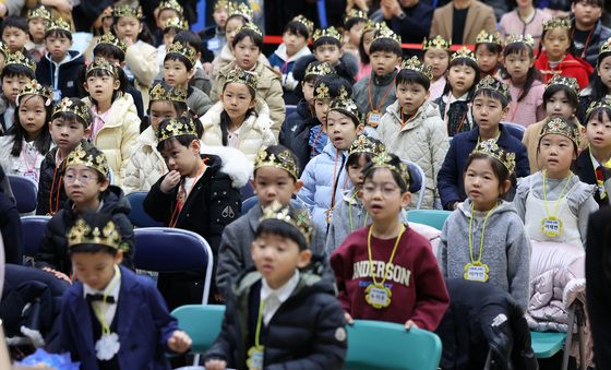 교가에 부르는 신입생들