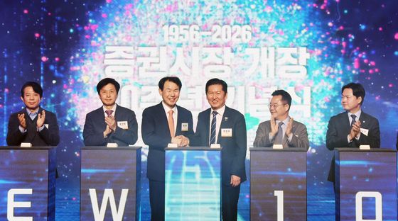 악수 나누는 정청래·정은보