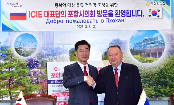 북극항로 구축 협의에 손잡은 김일만 시의장