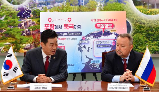 루세츠키 ICIE 부회장과 대화 나누는 김일만 포항시의장