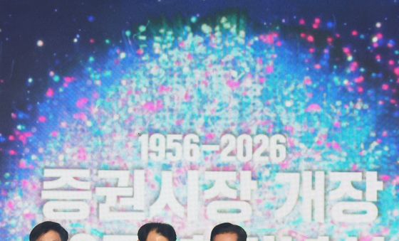 악수하는 정청래·정은보