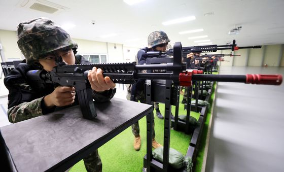정조준하는 예비군들