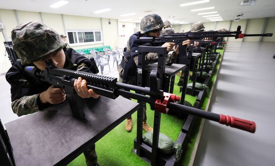 영상 모의 사격훈련 받는 예비군들