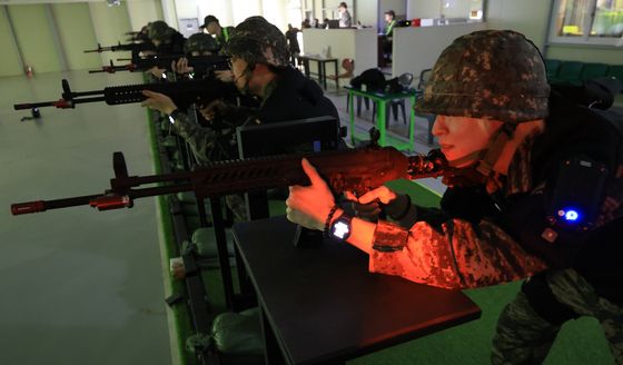 야간사격 훈련하는 예비군들