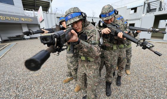 사주경계하는 예비군들