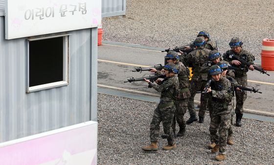 사주경계하는 예비군들