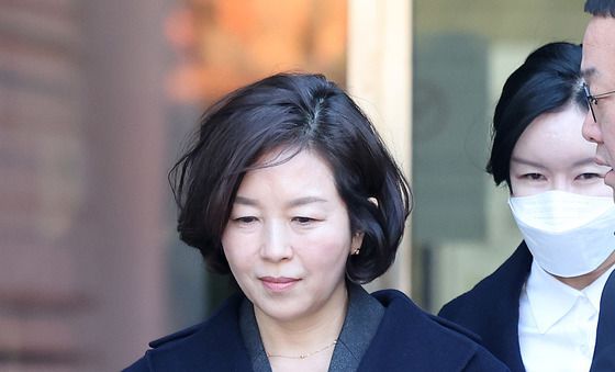 호송차로 이동하는 김경