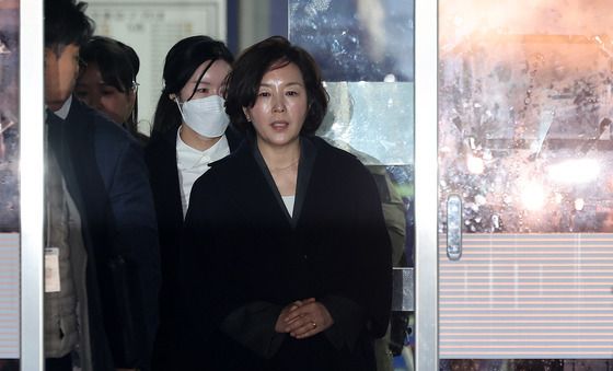 호송차로 이동하는 김경