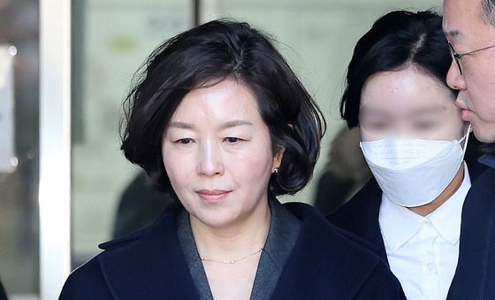 법정 나서는 김경