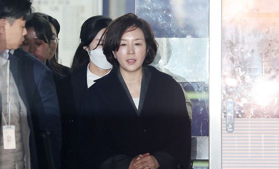 법정 나서는 김경